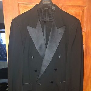 Bill bliss tuxedo size 40 regular excellent condition. With cummerbund/bowtie
